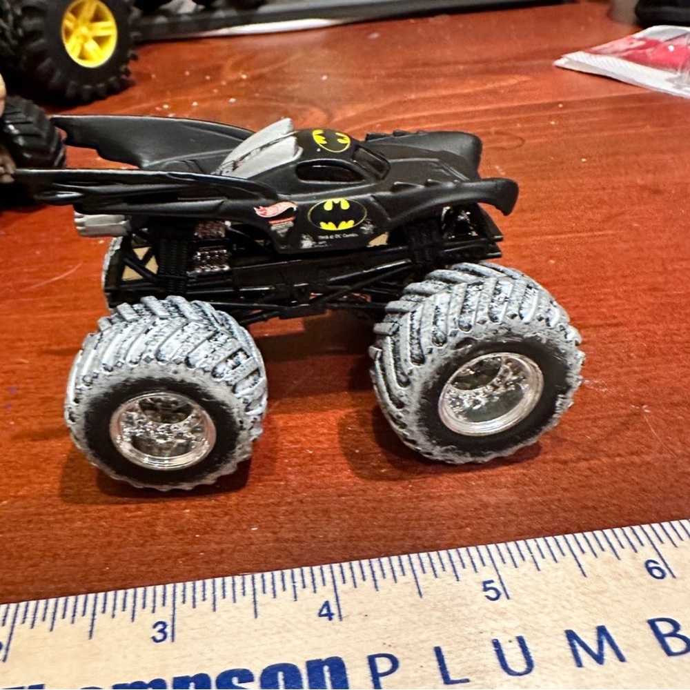 Monster Jam Batman Holiday Edition 1:64